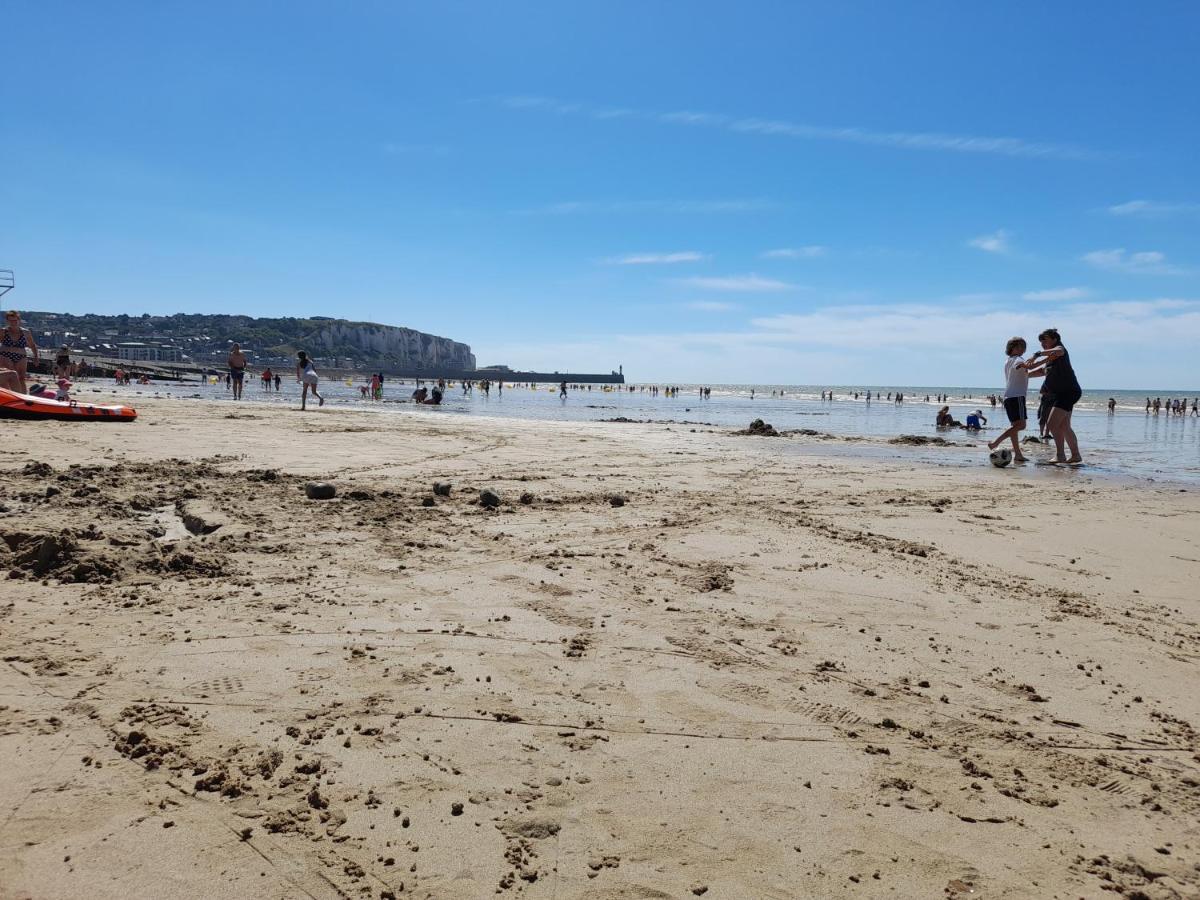 Charmante Villa Plein Sud 50M De La Plage - Balcon Vue Laterale Sur Mer - Equipee De La Fibre, Wifi, Internet مير-لي-بان المظهر الخارجي الصورة